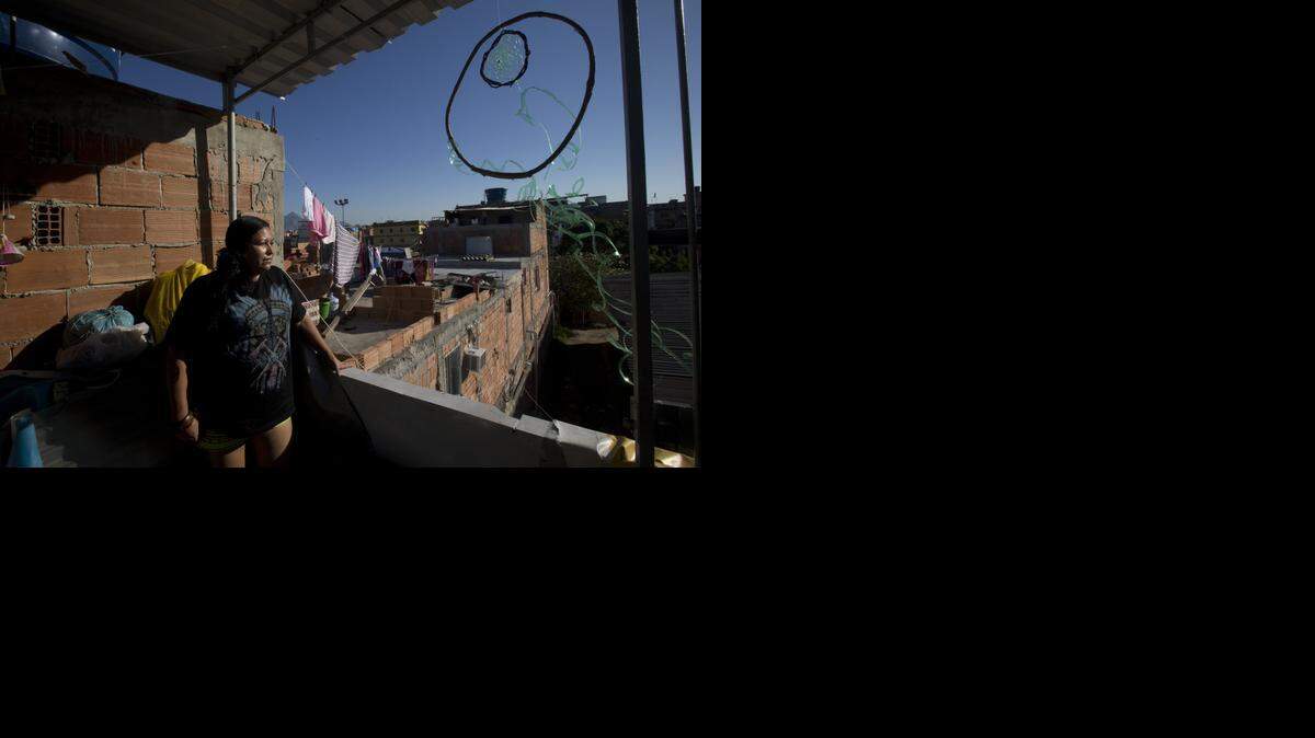 
El indígena Vieira a Guarani observa la favela Mare en Río de Janeiro. Unos 5,000 indígenas que viven en las favelas brasileñas luchan por mantener vivas sus tradiciones.



