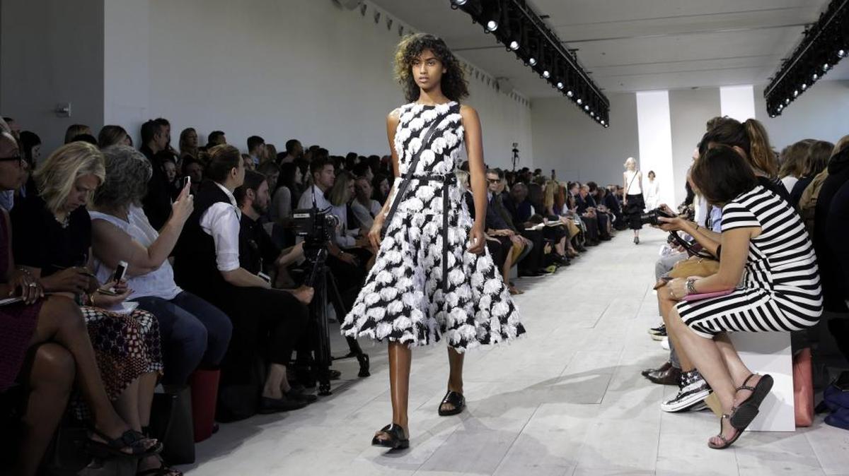 
Una modelo luce una creación de la colección de Primavera 2016 de Michael Kors hoy, miércoles 16 de septiembre de 2015, durante la Semana de la Moda de Nueva York. El evento termina el jueves. 
