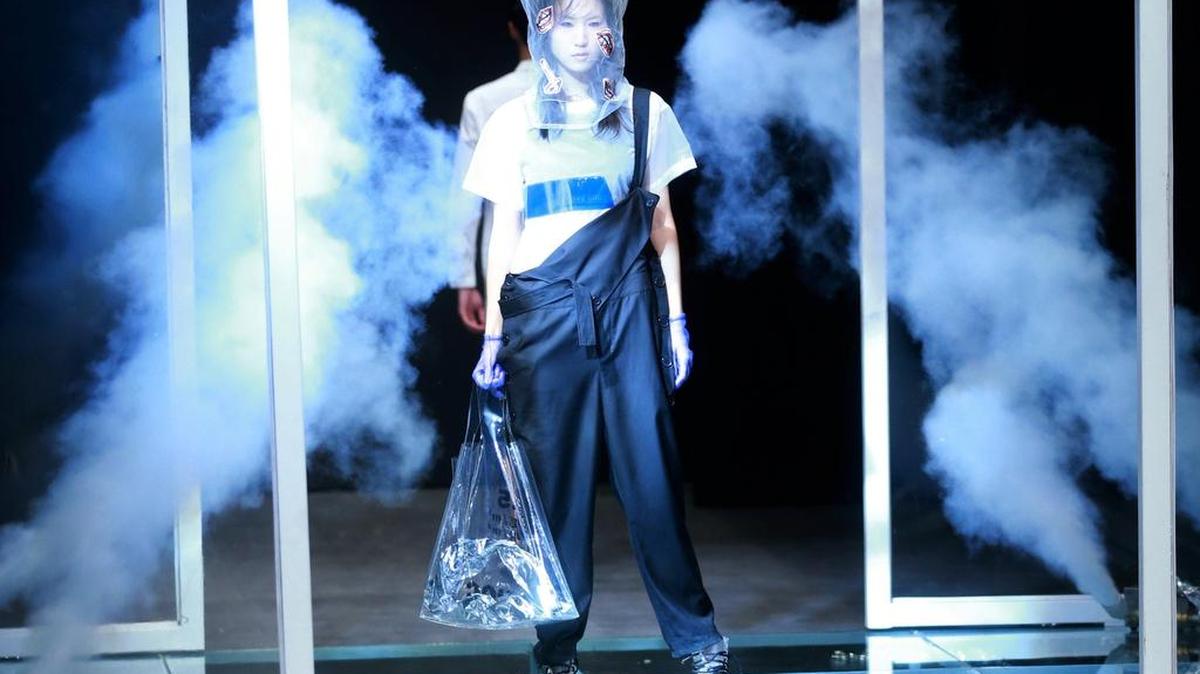 Un modelo desfila una creación de la colección ILOVECHOC Wei Chao diseñada por Wei Chao durante la Semana de la Moda de China en Pekín el 28 de octubre de 2015. Semana de la Moda de China se extiende desde 25 de octubre al 2 de noviembre.