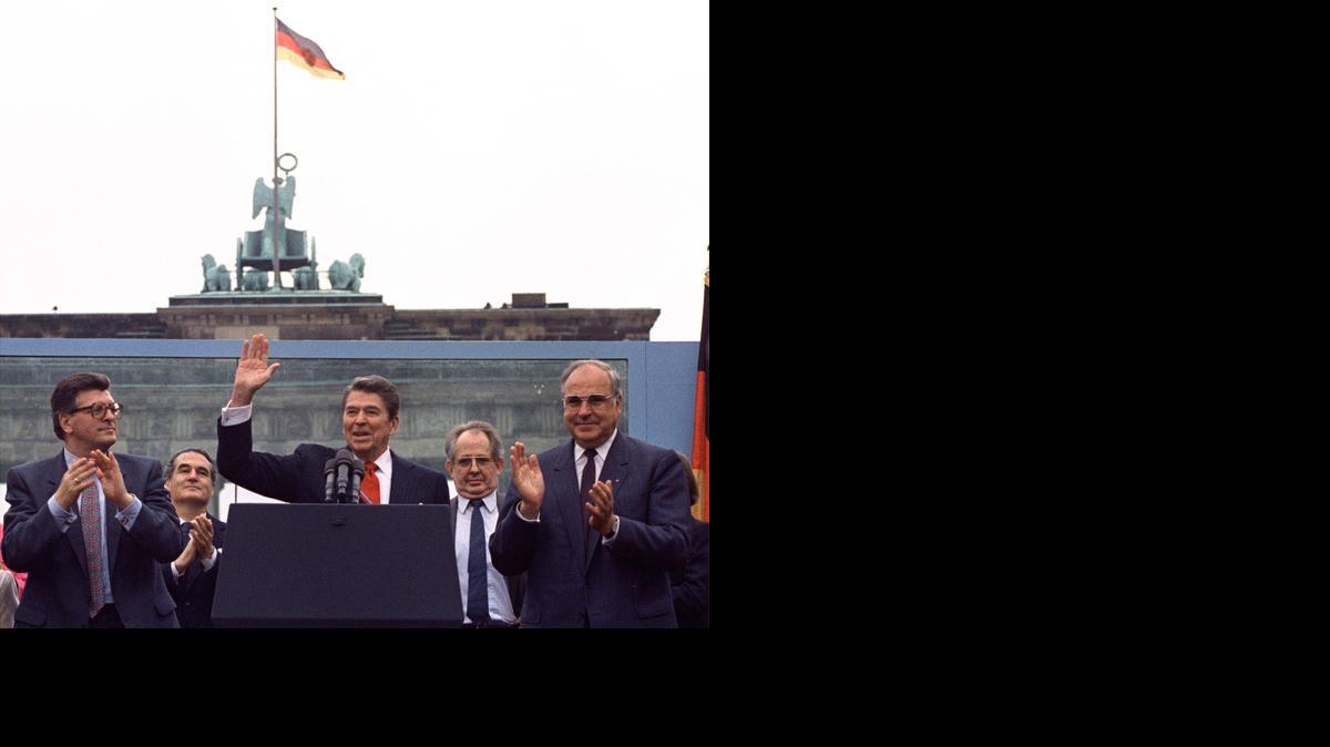 El entonces presidente de EEUU Ronald Reagan saluda luego de pronunciar un discurso en junio de 1987 ante la Puerta de Brandemburgo en Berlín Oriental, en el que dijo: “Señor Gorbachov, derribe este muro’’.