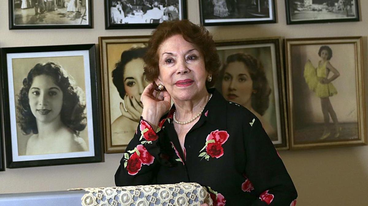 Blanca Varela en su casa de Coral Gables, cuyas paredes, repletas de fotografías, dan fe de su paso por los salones Bajo las Estrellas y Arcos de Cristal de Tropicana, los teatros y la televisión de la isla.