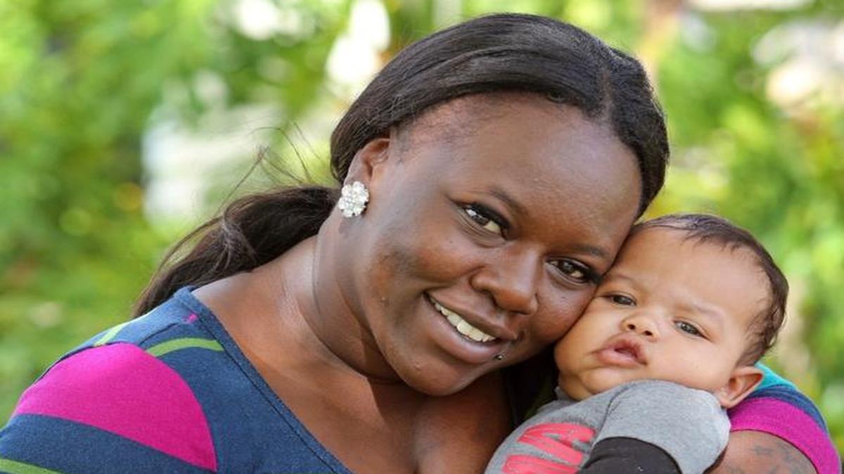 Vernice Georges con su hijo más pequeño, Alex, de 3 meses. Madre soltera que creció al cuidado del estado, Georges quiere dar estabilidad a sus tres hijos y mantener unida a la familia.