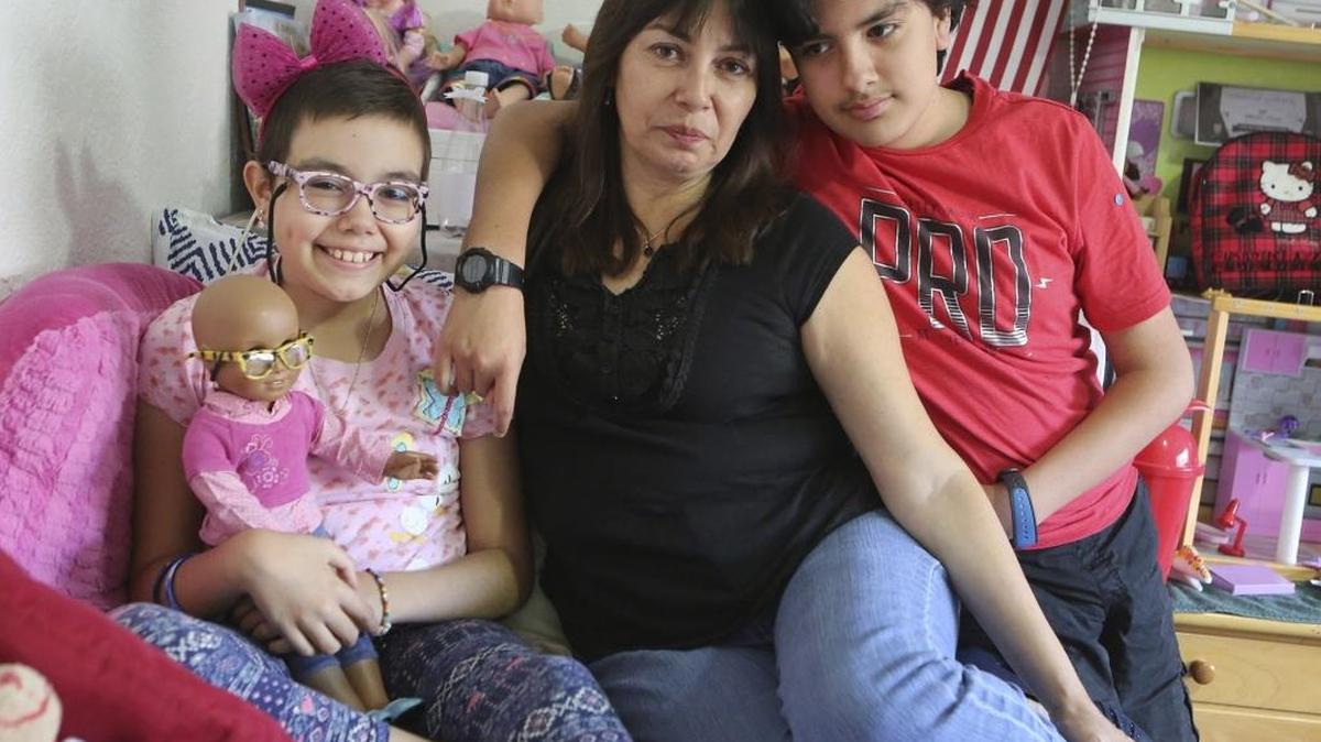 Melodie Ruiz con su mamá Patricia Tannert y su hermano Patrick. Melodie, que recibe quimioterapia para combatir la leucemia, necesita una laptop para hacer las tareas.