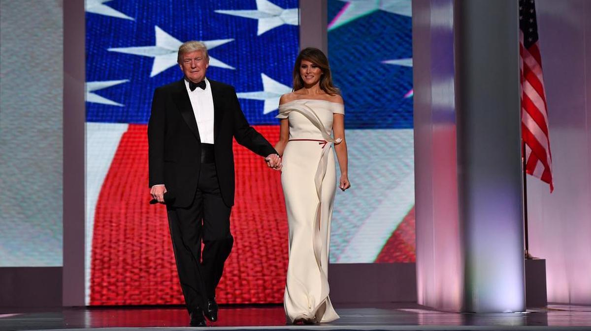El presidente estadounidense, Donald Trump, a la izquierda, y la primera dama Melania Trump, llegan al Freedom Ball en Washington, DC, el 20 de enero de 2017.