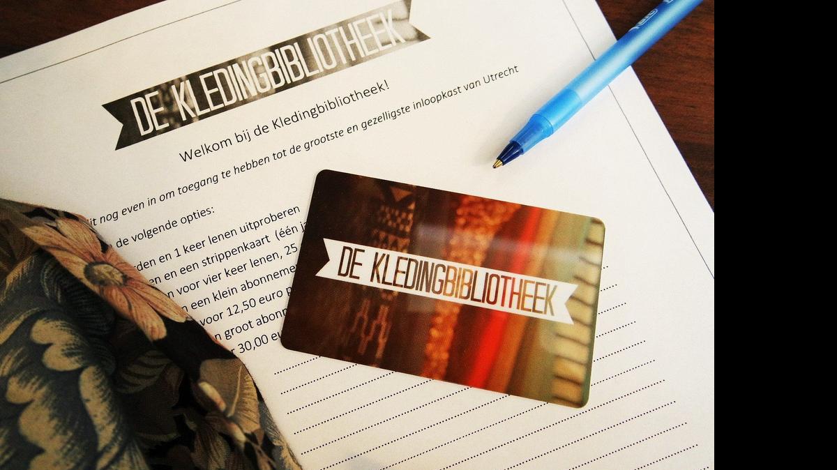 
Fotografía facilitada por "De KledingBibliotheek", tienda en Utrecht que presta ropa siguiendo el funcionamiento de las librerías de toda la vida, de su formulario de inscripción y su carnet de socio. Los consumidores de moda en Holanda cuentan con una nueva modalidad comercial: las tiendas que prestan tanto ropa de segunda mano en perfecto estado como nueva y que lo hacen bajo suscripción, copiando el modelo de las bibliotecas y el clásico préstamo de libros. Se llaman "Shop Libraries" (tiendas biblioteca).
