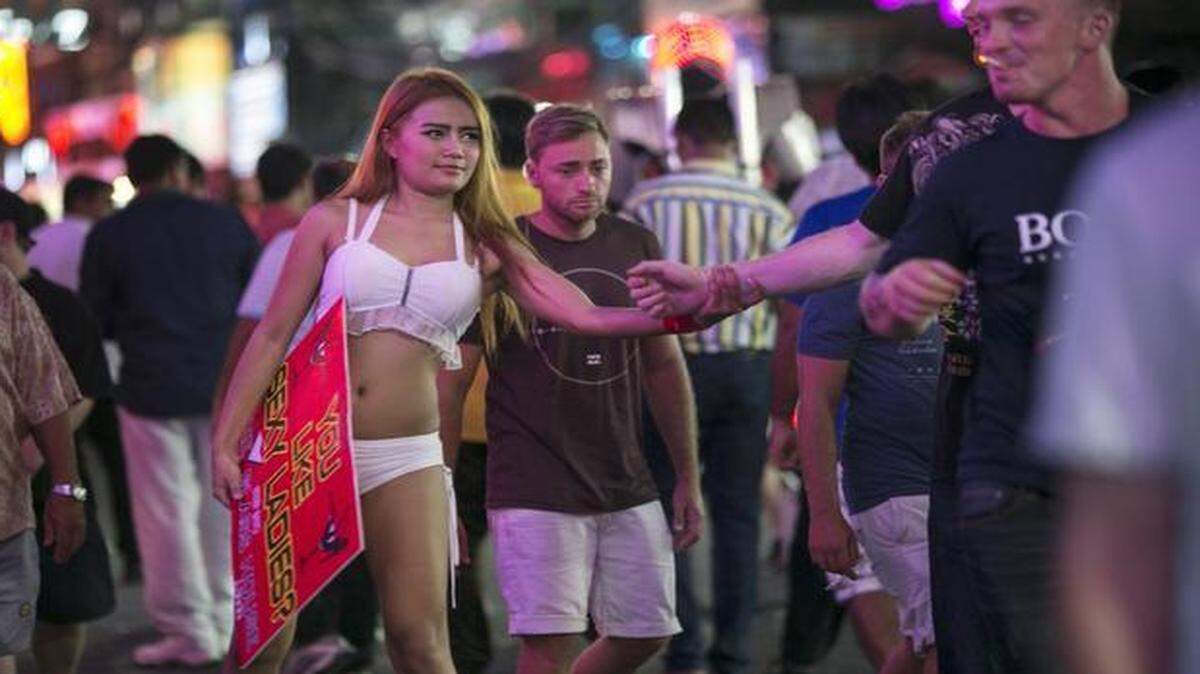 
Una joven tailandesa que trabaja para un bar trata de atraer a clientes para que consuman en el estableciemiento en la zona de tolerancia en Pattaya, Tailandia.
