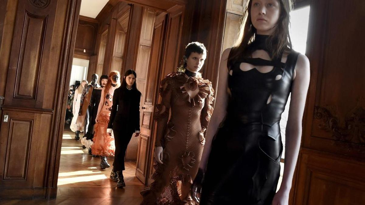 Vestidos largos, ceñidos a la cintura, se combinaron con botas negras tipo Martens y cintas de cuero alrededor del cuello. Cuero, botas, labios pintados de negro: el estilo motero cerró este jueves 26 de enero los desfiles de alta costura en París, de la mano de Christine Hyiun Mi Nielsen.