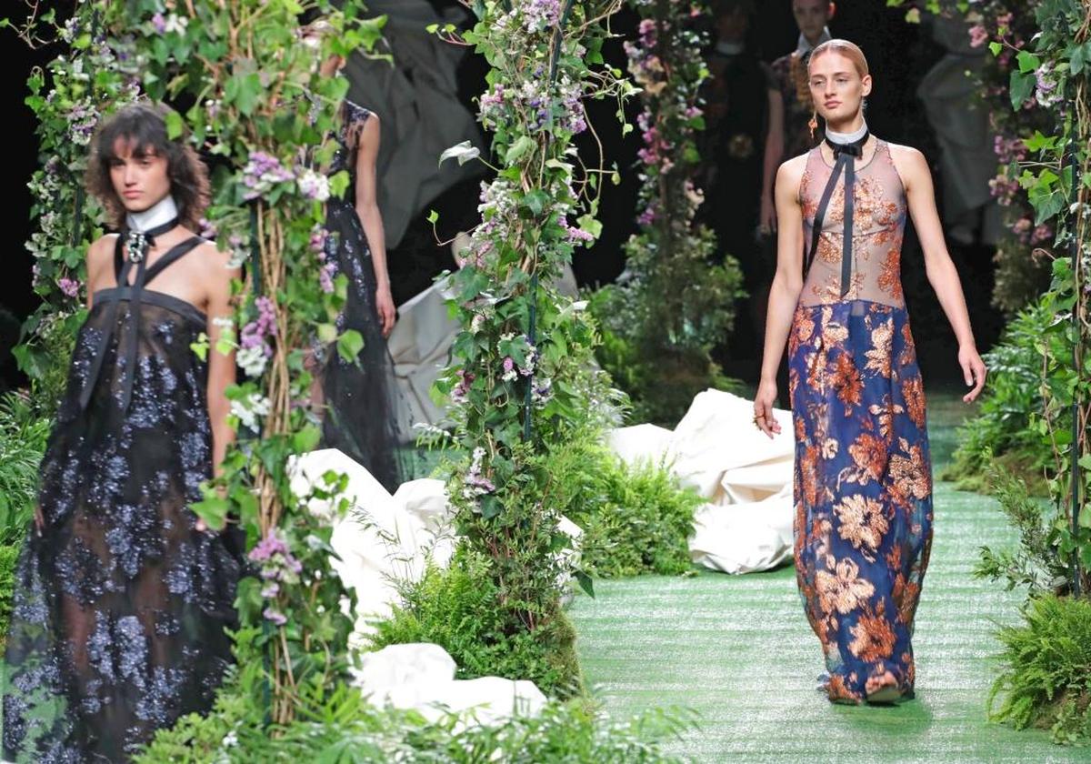 Vestidos de noche creados por Alvarno, ideales para una velada en palacio.