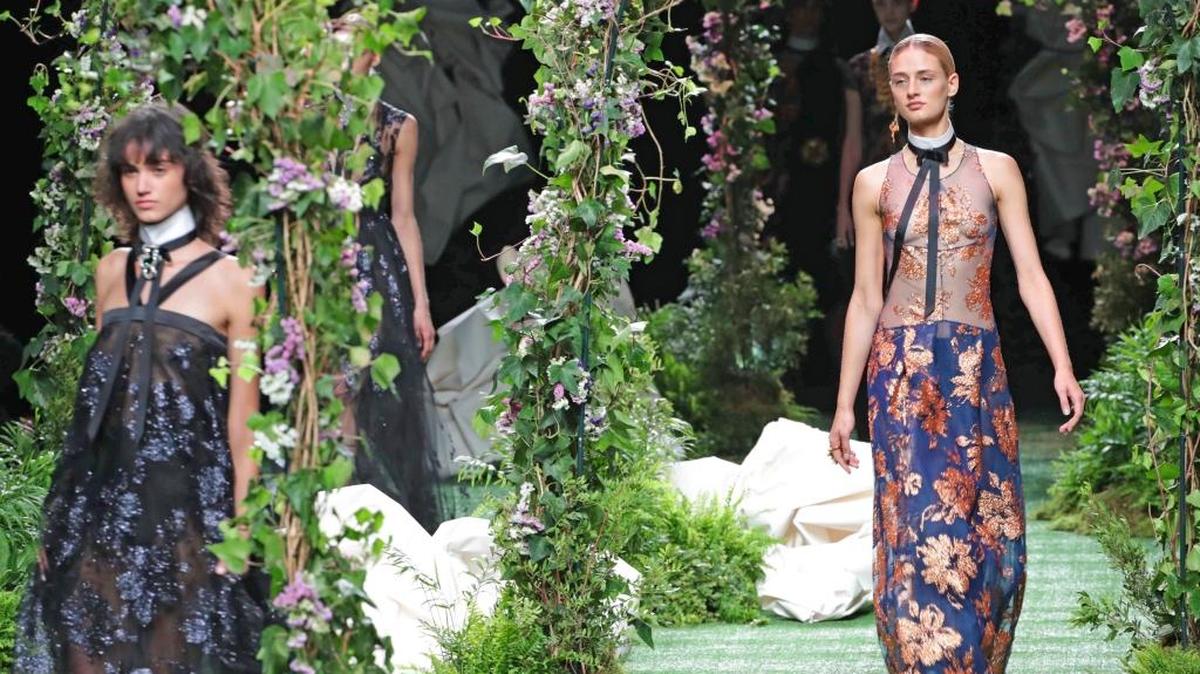 Vestidos de noche creados por Alvarno, ideales para una velada en palacio.