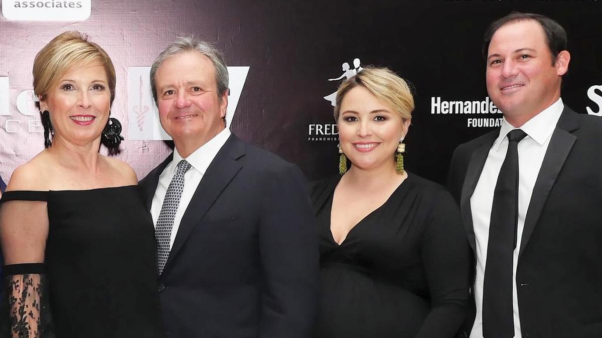 Ana y Ana Mari Ortega, presidentas de la gala, con Pepe Ortega y Marc Schwarzberg.