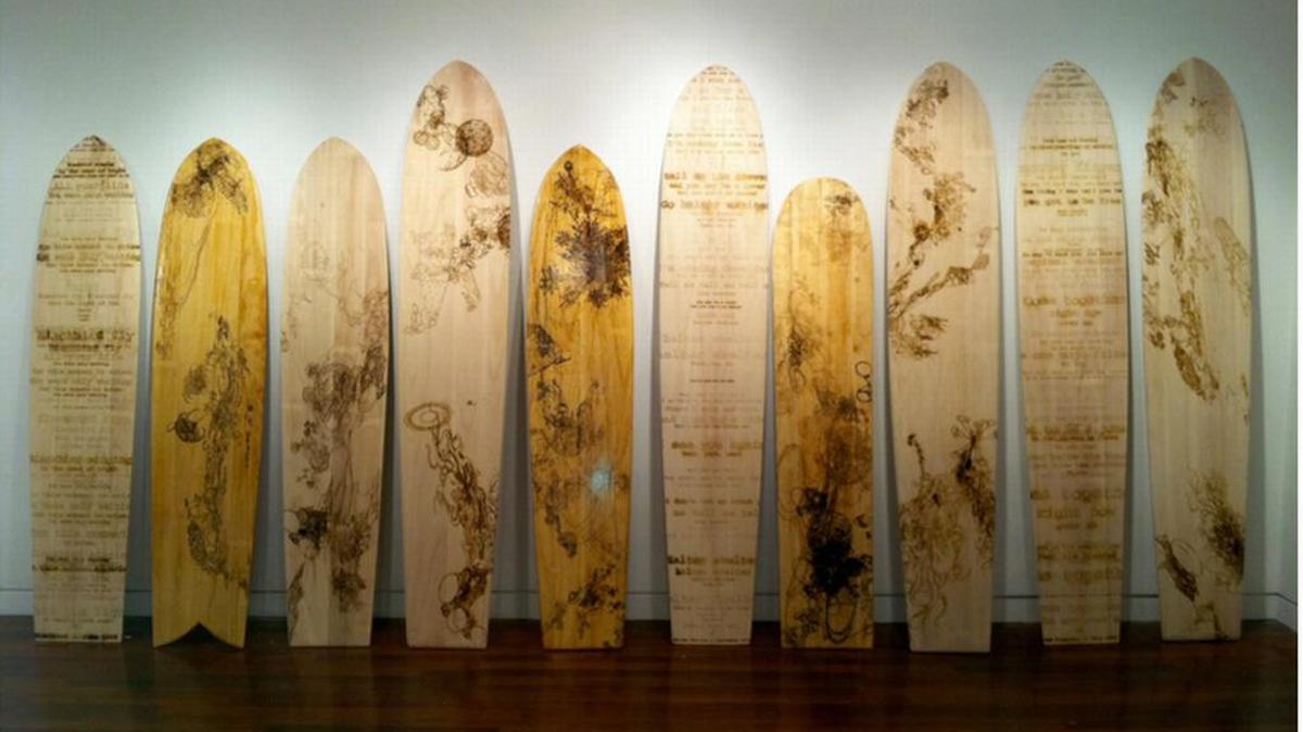 Instalación de tablas de surfing diseñadas por artistas.