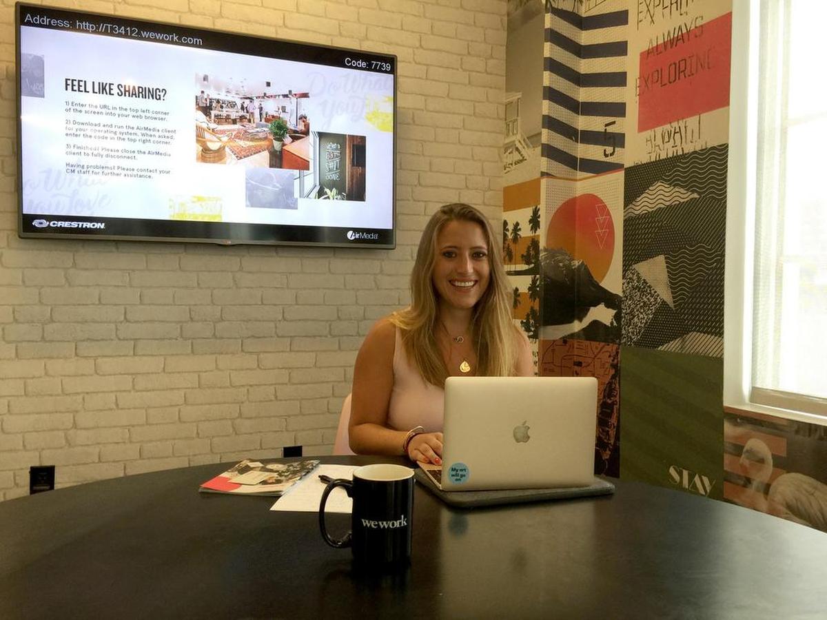 Fotografía del 6 de octubre de 2017, de la hispano-ecuatoriana Ángela Roldán, encargada de la nueva oficina de la plataforma global Artfinder, quien habla durante una entrevista con Efe, en Miami, Florida (Estados Unidos).