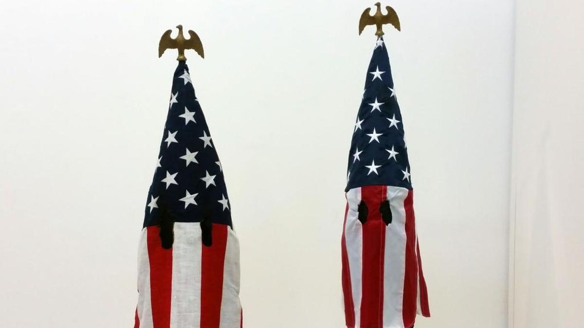 La exhibición de la artista Billie Grace Lynn titulada “American Mask’, transforma banderas americanas en capuchas del Ku Klux Klan.