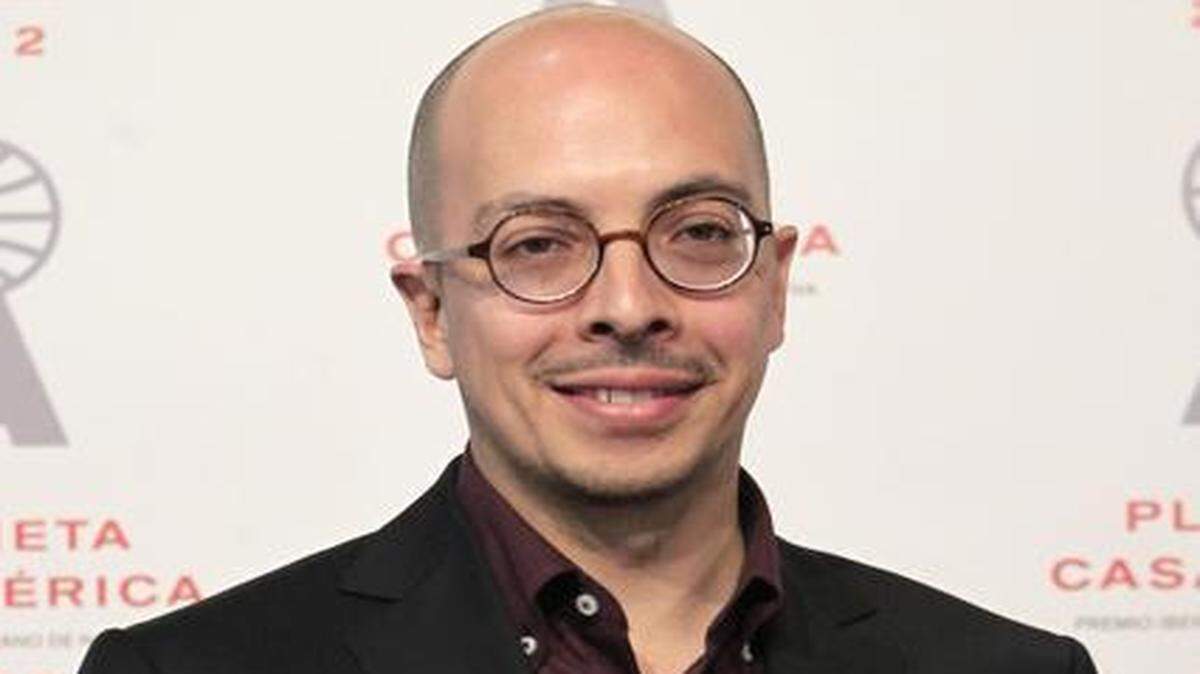 
El escritor mexicano Jorge Volpi posa ante la prensa tras recibir en el 2012 el Premio Iberoamericano Planeta-Casa de América, dotado con $200,000, con su novela “La tejedora de sombras”.


