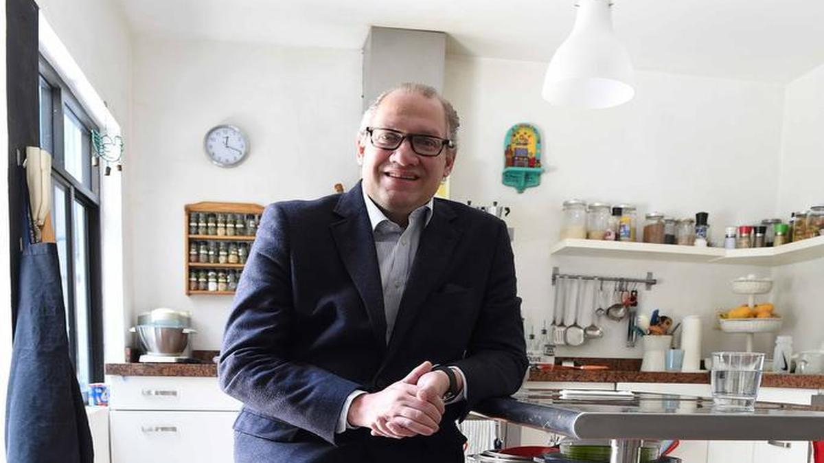 
Rafael Rojas en la cocina de su casa en el barrio Condesa de México D. F. 
