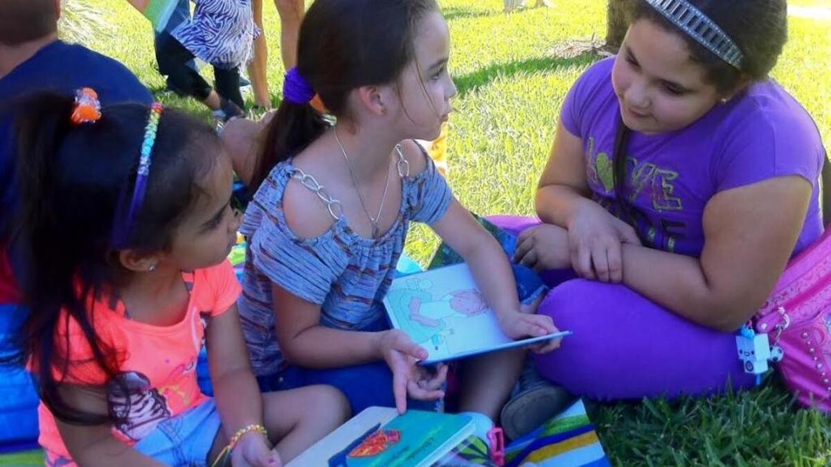 ‘Fiesta de la lectura’ incluye venta de libros en español, títeres y encuentros con escritores.