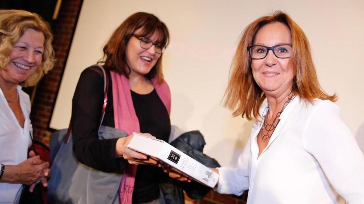La escritora española María Dueñas (dcha) firma libros durante una charla con familias de inmigrantes españolas llegadas a Brooklyn hace un siglo y que inspiraron su última novela, “Las hijas del capitán.