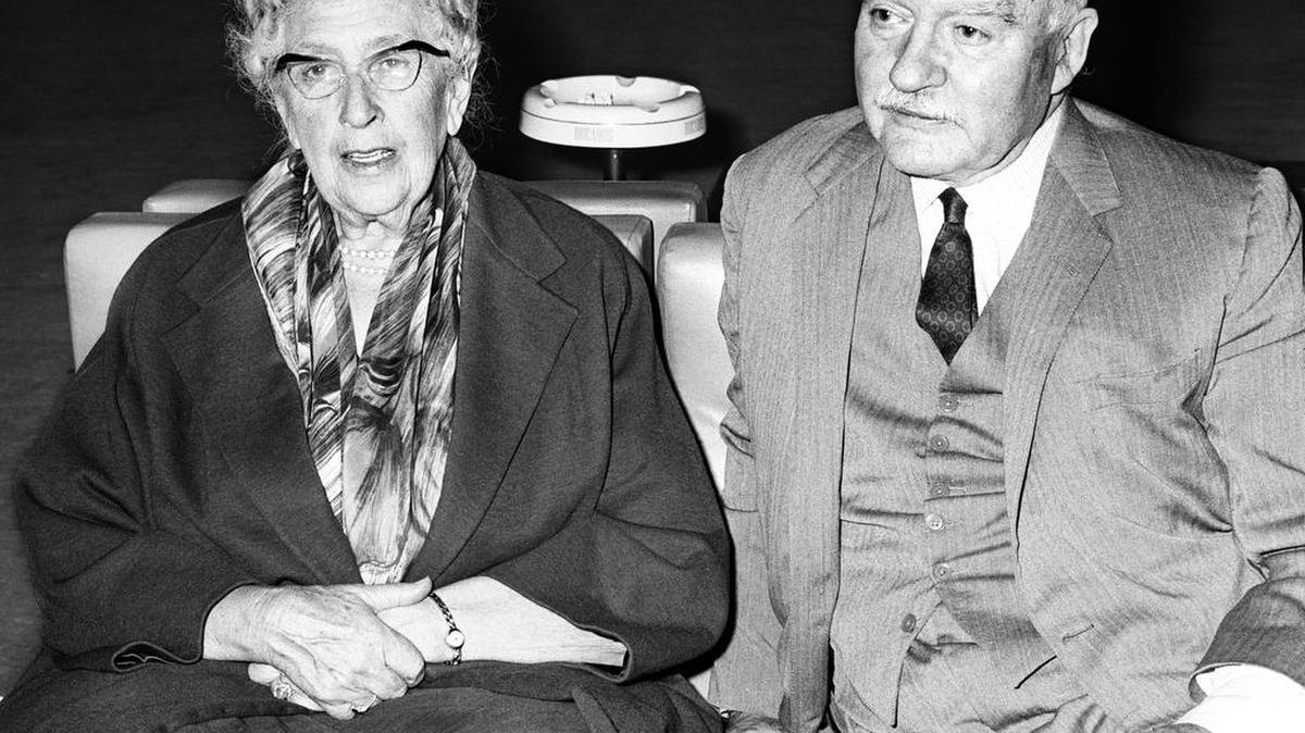 
La escritora británica Agatha Christie, acompañada de su marido en 1967, entrevistada en el aeropuerto de Barajas poco antes de tomar el avión de regreso a Inglaterra. 
