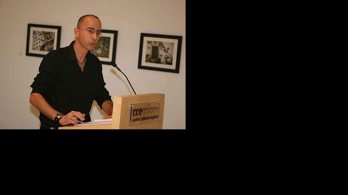 
Carlos Pintado en una lectura de su obra en el Centro Cultural Español de Miami.
