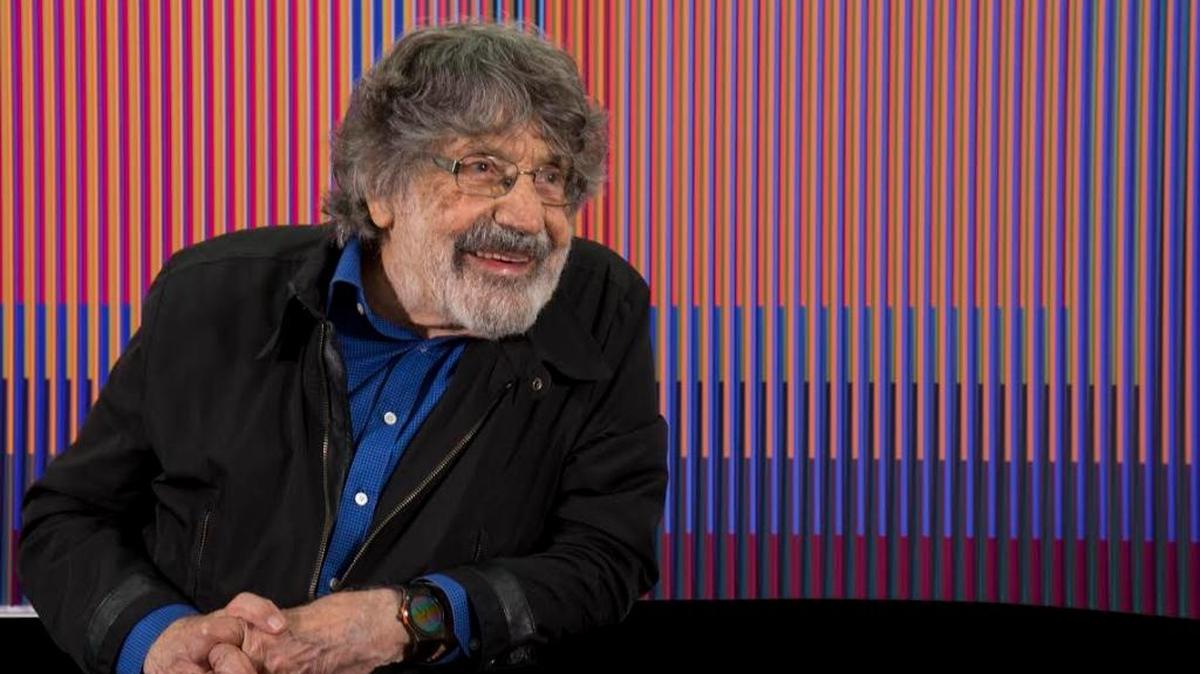 El artista Carlos Cruz-Diez frente a una de sus obrar en Ciudad de Panamá.