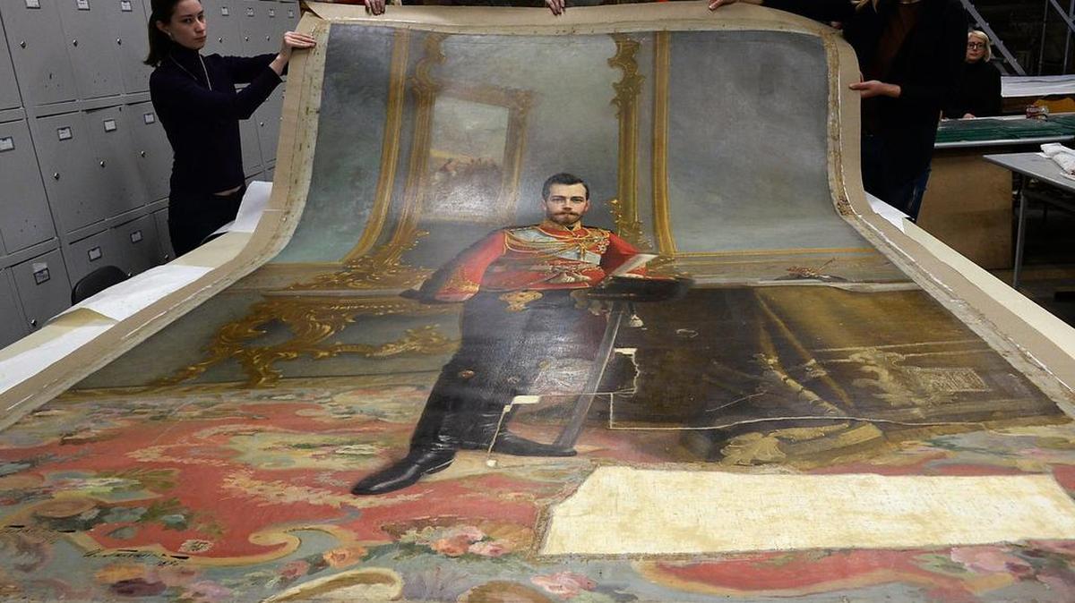 La imagen del último zar de Rusia, asesinado junto a su familia por los bolcheviques en 1918, apareció bajo una capa de pintura soluble al agua.