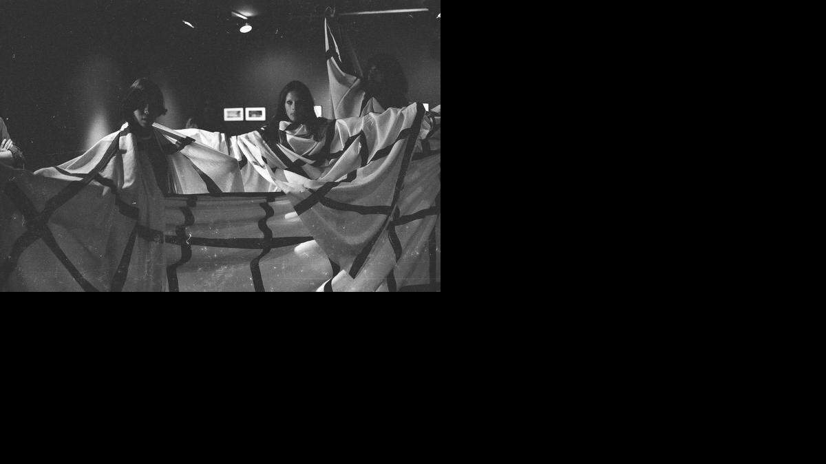 
‘Untitled’, 1973. Imagen del performance ‘Textiles, grids, post cards’, en la Galería Conkright, Caracas, en 1973.
