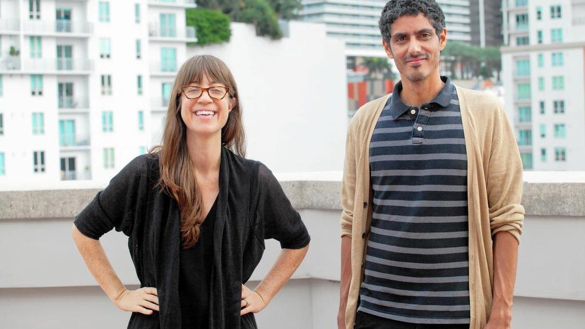 Frances Trombly (izq.) y Leyden Rodríguez-Casanova en el nuevo edificio de Miami Dade College donde será la sede de la galería Dimensions Variable.