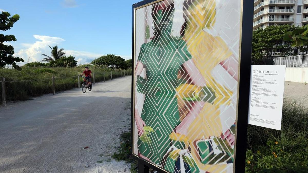 ‘Primitivge Girls’, obra del artista venezolano Loriel Beltrán en una playa de Surfside. La obra forma parte del programa llamado ‘Inside Out’ del PAMM en donde se muestran obras de su colección en parques, la playa, a lo largo de un canal y en calles de tres vecindarios de Miami-Dade: el Pequeño Haití, Surfside y North Miami Beach.