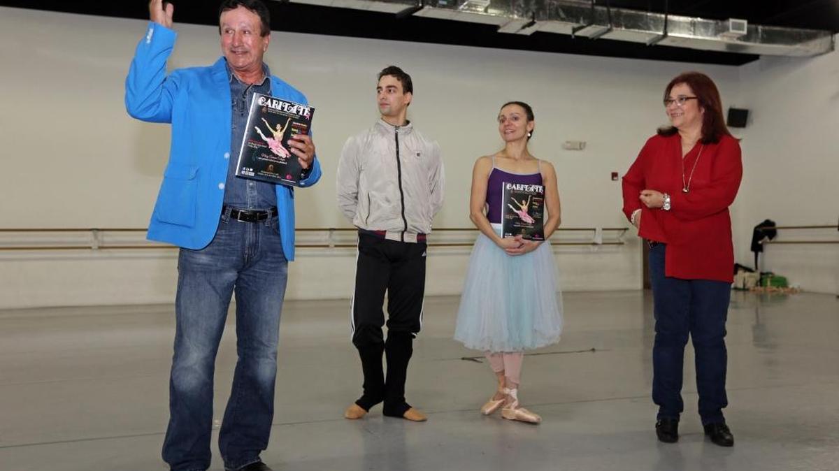 Desde la izq.: Baltasar Santiago Martín, director de ‘Caritate’; los bailarines Daniel Sarabia y Mary Carmen Catoya; y Ruby Romero-Issaev, de la compañía de ballet.