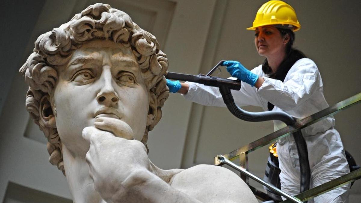 El David de Miguel Ángel es sometido operaciones de limpieza y mantenimiento semestral en la Galería de la Academia en Florencia, Italia. La estatua de mármol, una obra maestra de la escultura renacentista, fue creada entre 1501 y 1504 por Miguel Ángel.