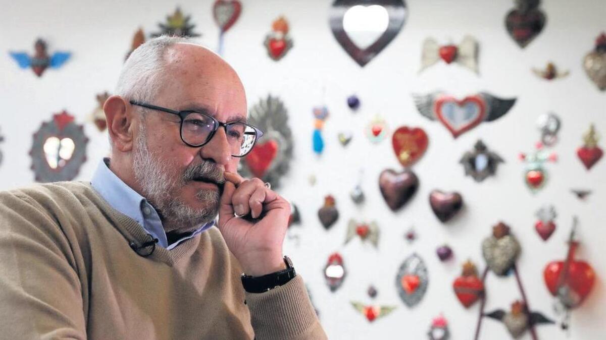 El escritor mexicano Benito Taibo habla durante una entrevista, el 18 de noviembre de 2022, en la Ciudad de México (México).