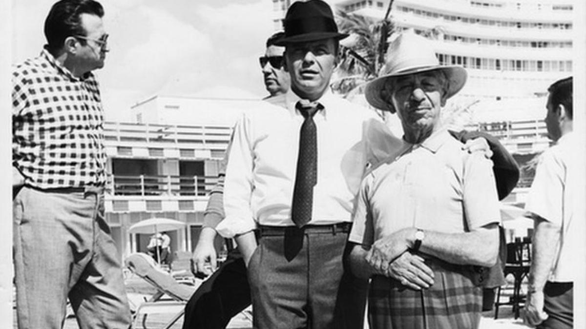Fotografía de Frank Sinatra (centro) en el Hotel Fontainebleau de Miami Beach. 