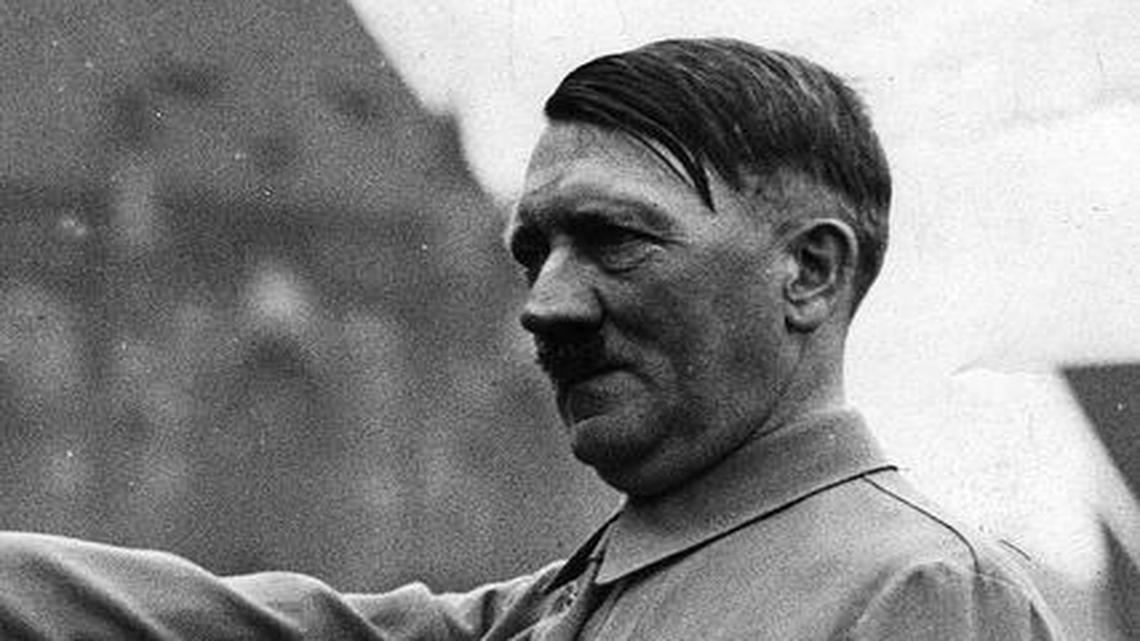 Foto de archivo sin fecha de Adolf Hitler saludando a las tropas alemanas durante un desfile militar.