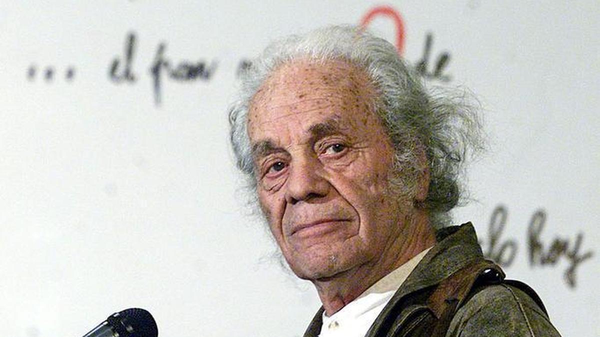 Fotografía de archivo del 8 de agosto del 2001 del poeta chileno Nicanor Parra, en Santiago de Chile.