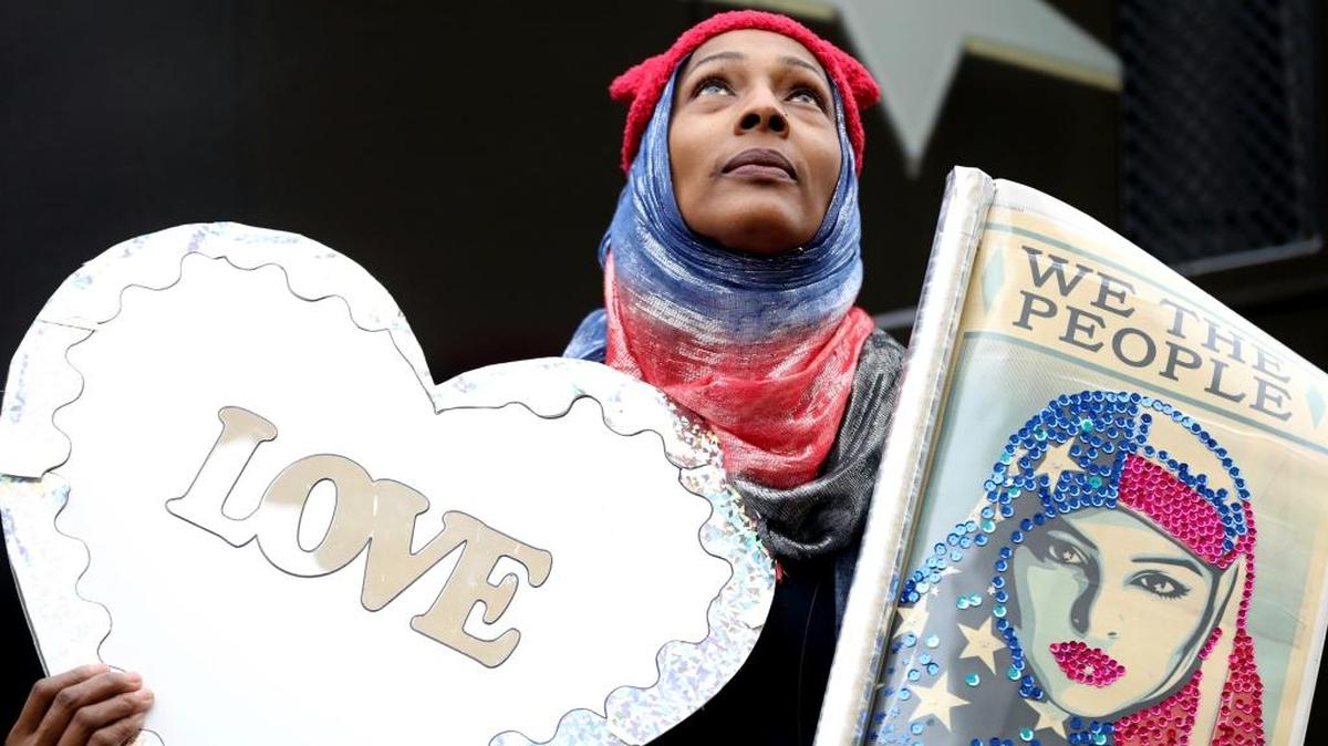 Zee Arenas, de Maryland, en la Marcha de las Mujeres en Washington D.C., el sábado 21 de enero. ‘The Handmaid’s Tale’, de Margaret Atwood, sobre la violación de los derechos de la mujer en una sociedad opresiva futura, es uno de los libros que despierta interés.