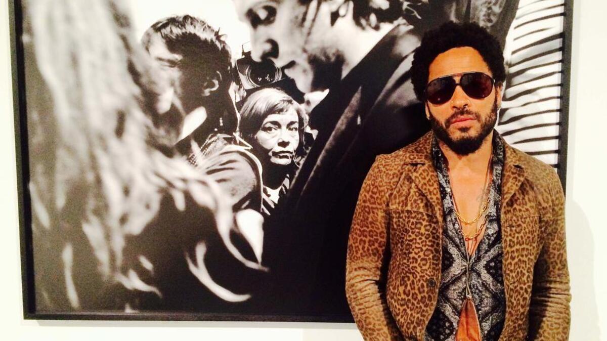 El cantante estadounidense Lenny Kravitz posa junto a una de sus fotografías, el 2 de diciembre durante la feria de arte Art Basel en Miami Beach.