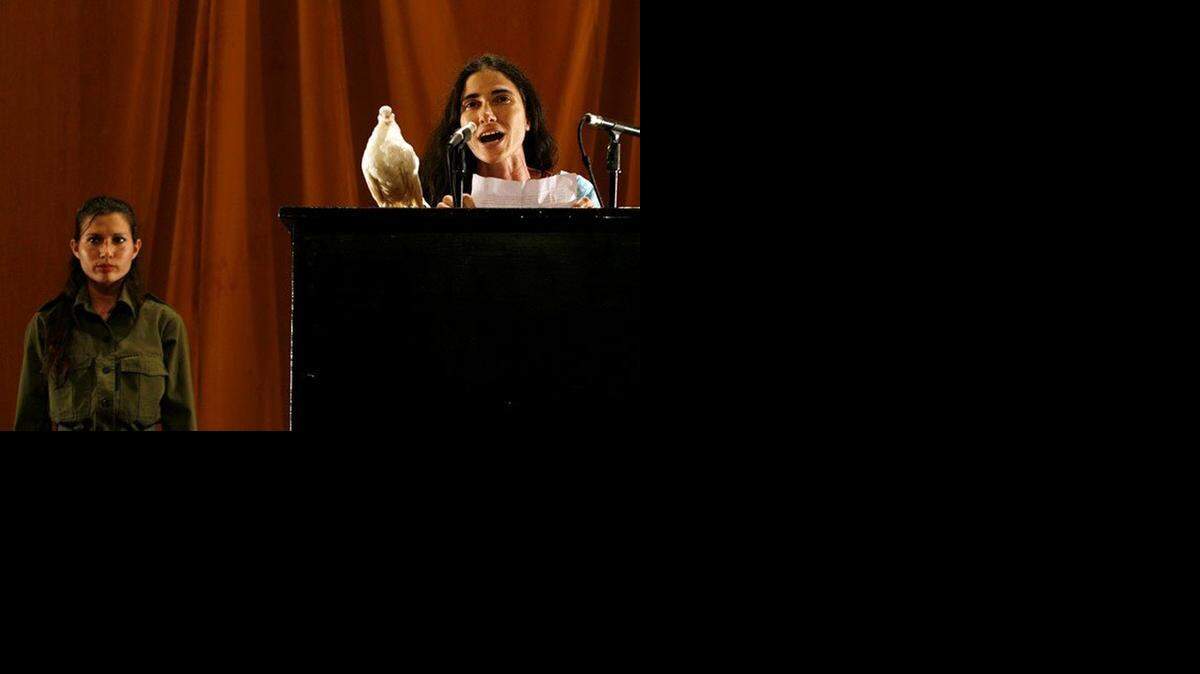 
Yoani Sánchez tomó el podio en el patio del Centro Wifredo Lam, en la versión del 2009 de ‘El susurro de Tatlin #6’, durante la Bienal de La Habana de aquel año.
