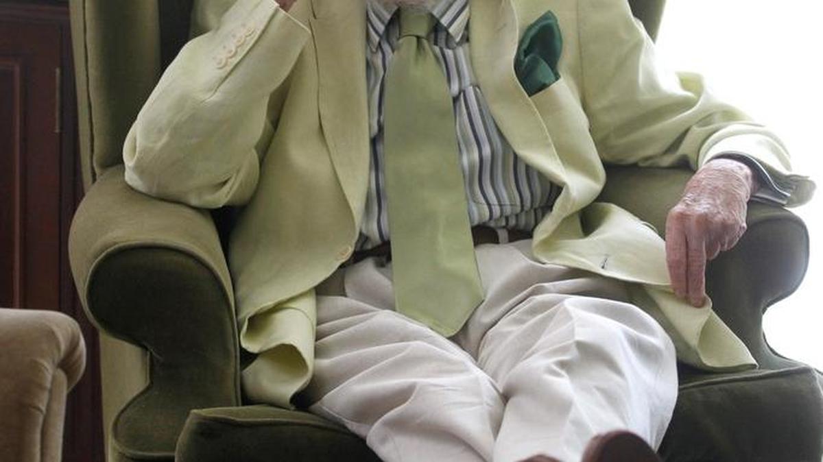 El escritor Fernando del Paso posa en su casa de Guadalajara, México.