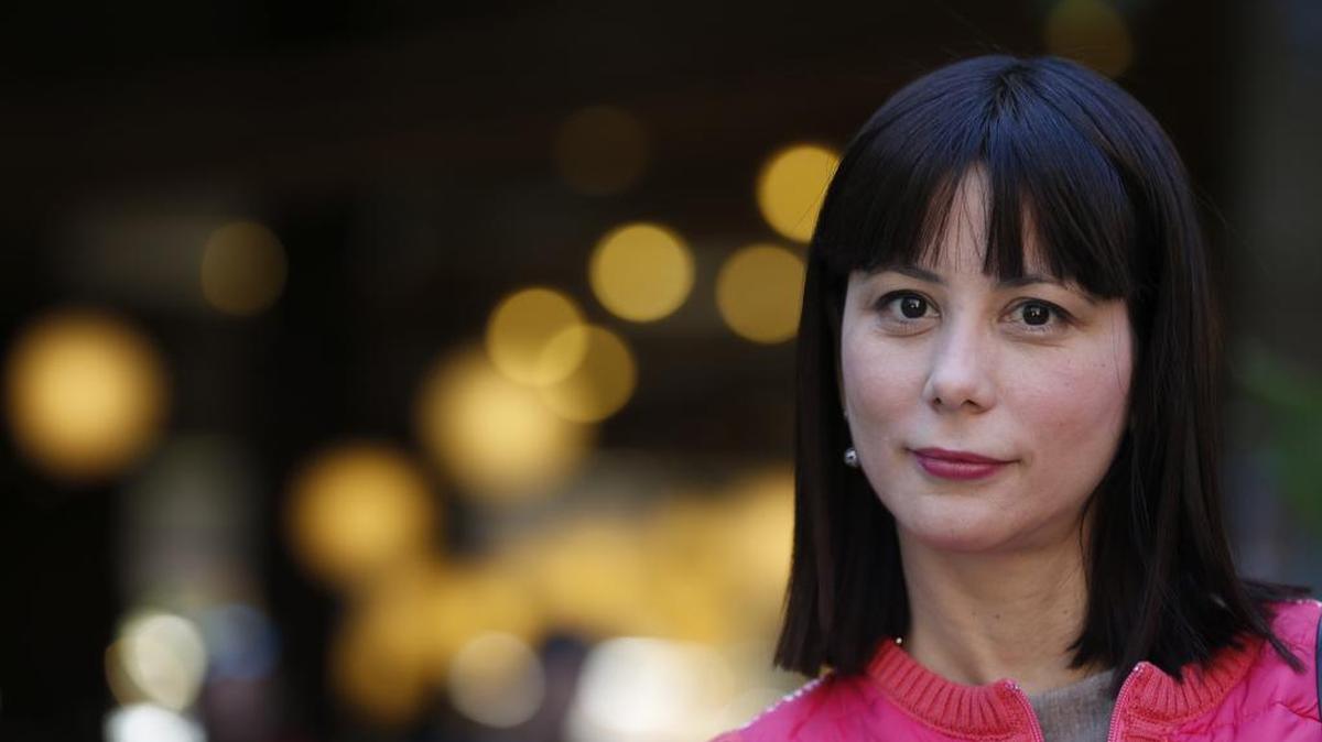 La escritora cubana Wendy Guerra, posa para los medios hoy durante la presentación de su última novela "Domingo de Revolución", una suerte de autoficción sobre su Cuba imaginada. Guerra ha dicho sobre el futuro de su país que "para ser curadas, las heridas deben ser nombradas.