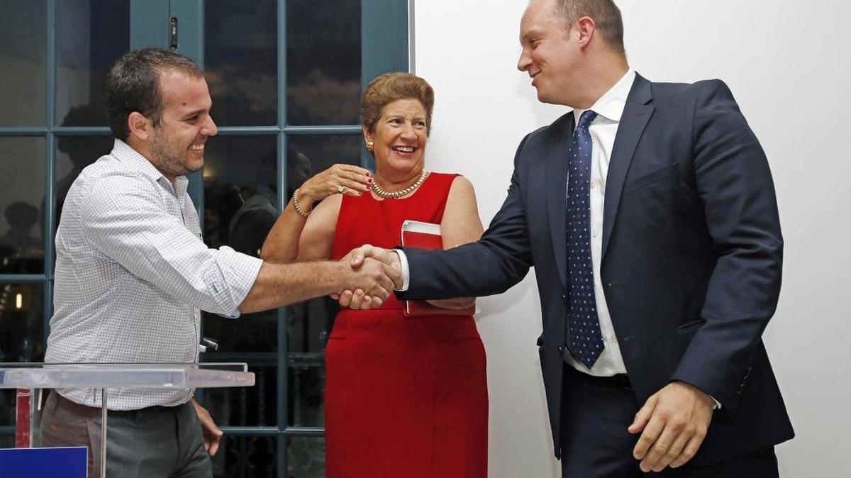 
Rafael Domenech (izq.), ganador de la Beca Cintas 2015 en artes visuales, CINTAS Knight Foundation Fellowship in the Visual Arts, recibe felicitaciones de Jeremy Mikolajczak y Hortensia Sampedro en la entrega de premios en el Museo de Arte + Diseño del MDC Torre de la Libertad del MDC.
