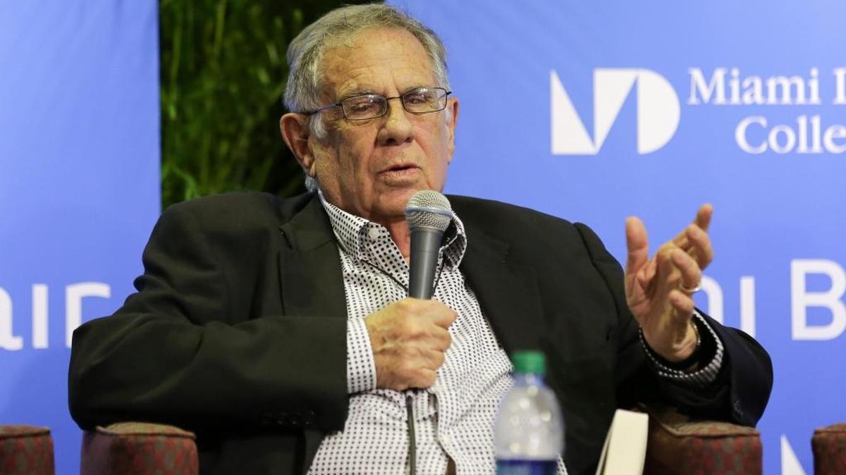 Montes Huidobro en la Feria Internacional del Libro de Miami.