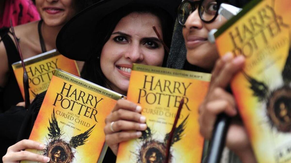 Varios jóvenes posan con el libro “Harry Potter y el niño maldito”, el 31 de julio de 2016.