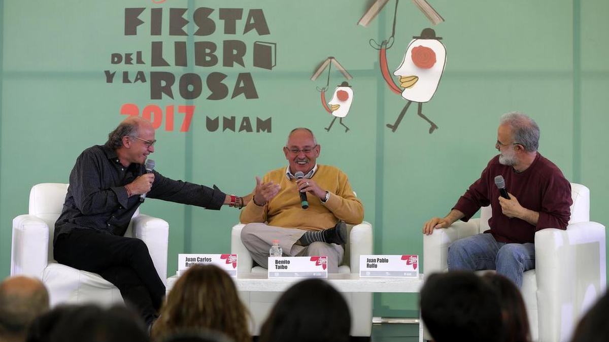 El cineasta y documentalista Juan Carlos Rulfo (i), su hermano, el pintor y grabador Juan Pablo Rulfo (d), y el escritor Benito Taibo (c) participan en el conversatorio "Cien años con Juan Rulfo" el sábado 22 de abril de 2017.