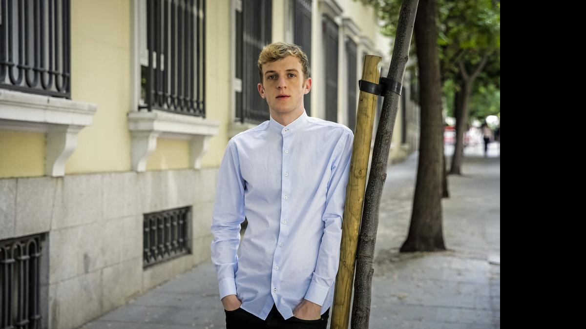 
El joven escritor francés Édouard Louis durante la entrevista. Louis se ha convertido en todo un fenómeno con su novela autobiográfica ‘Para acabar con Eddy Bellegueul’, en la que narra sus padecimientos por ser homosexual y su lucha contra la intolerancia. Un testimonio literario estremecedor del que se han vendido 200,000 ejemplares.

