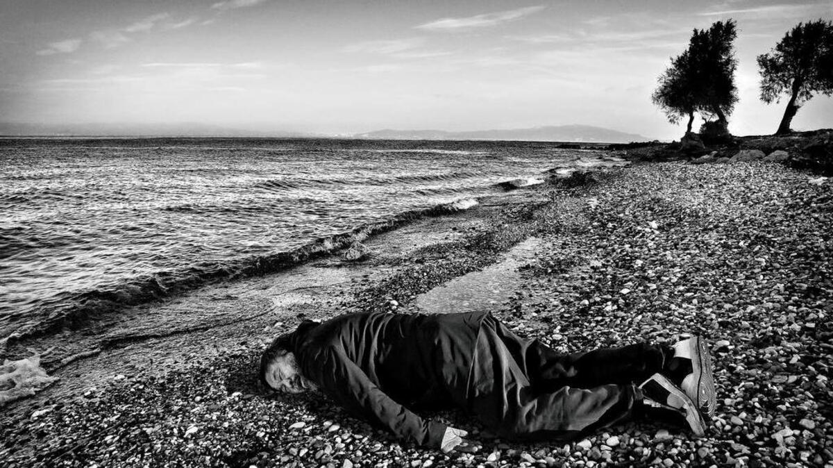 Ai Weiwei ha recreado la famosa imagen de un niño sirio de 3 años de edad, que murió ahogado en Turquía el año pasado.