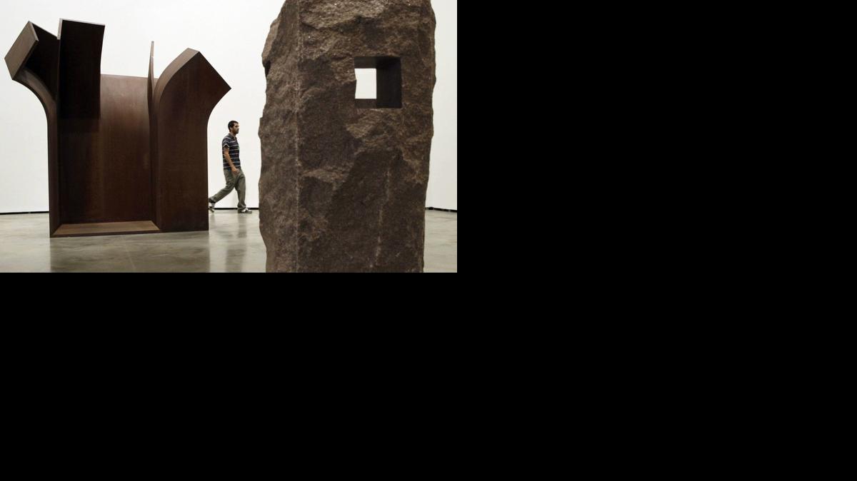 
El Museo Guggenheim Bilbao ha presentado hoy la primera parte de la exposición "El arte de nuestro tiempo" con la que celebra los veinte años de colaboración entre la Solomon R. Guggenheim Foundation y el Museo Guggenheim Bilbao. En la imagen, las esculturas de Eduardo Chillida, "Consejo al espacio" (i) y "Espacio para el espíritu" (d). EFE/Alfredo Aldai
