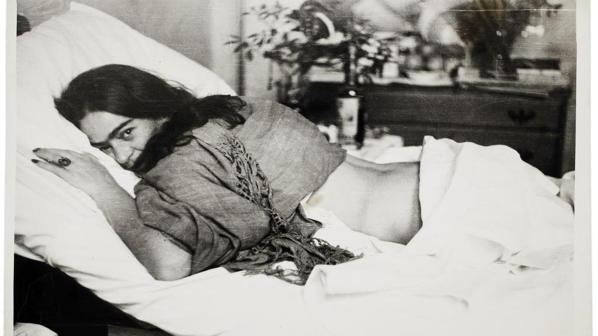 Fotografía cedida tomada en 1946 por Nickolas Muray en donde se aprecia a la artista mexicana Frida Kahlo acostada en la cama tras una operación con parte de su espalda al descubierto.