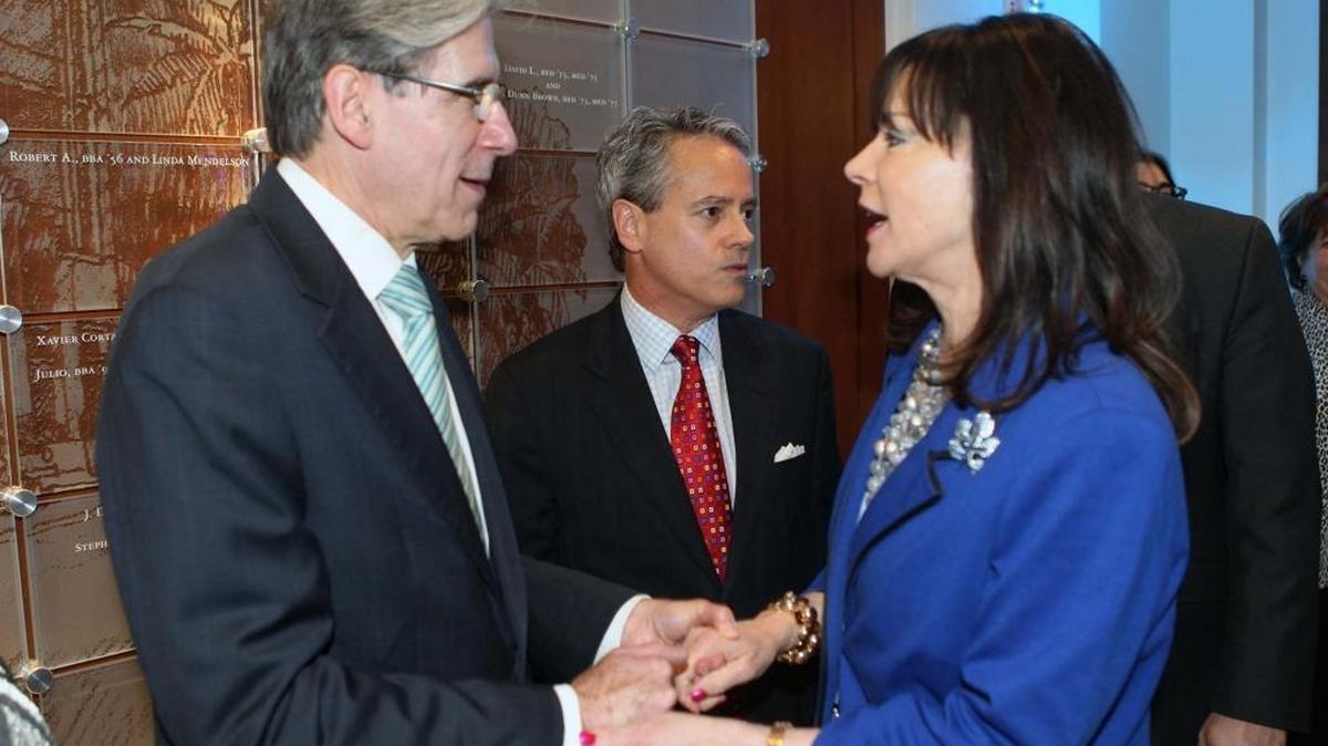El Dr. Julio Frenk y la fiscal Kathy Fernández Rundle con Sergio M. González, vicepresidente para el avance de UM.