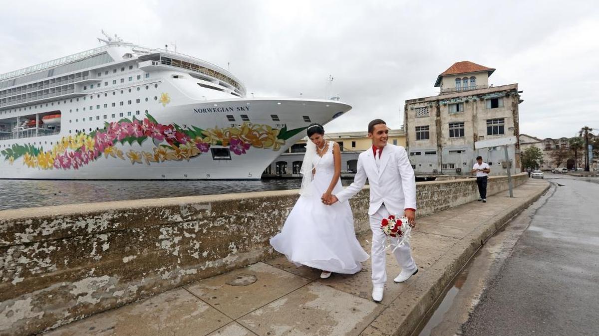 Recién casados durante una sesión fotográfica en La Habana.
