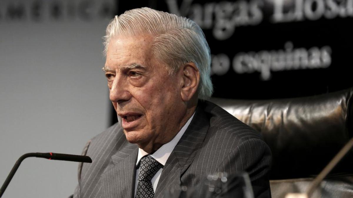 El escritor peruano Mario Vargas Llosa durante la presentación, hoy en Madrid, de su última novela, "Cinco Esquinas", un descarnado retrato del Perú de Fujimori, que es también un apasionado alegato a favor de la libertad de prensa.